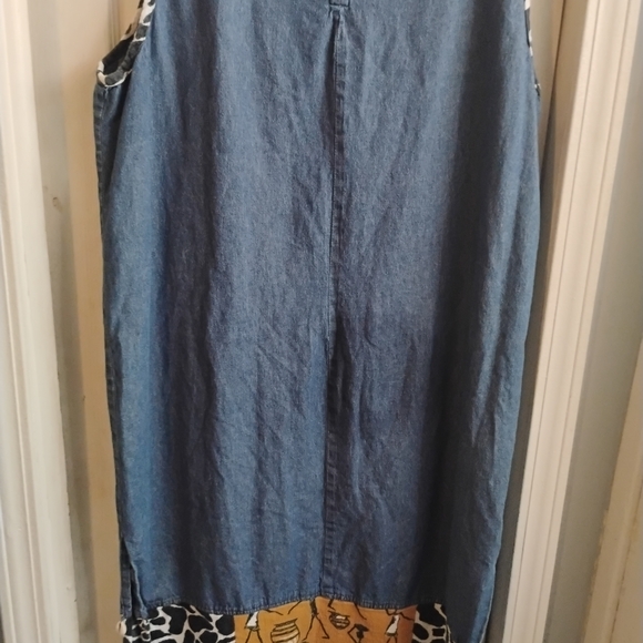 Sleeveless Blue Dress with Embroidered Design - Picture 9 of 10